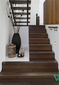 Cầu thang gỗ lim đẹp cho biệt thự